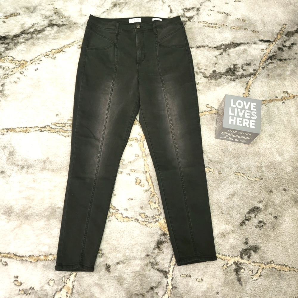 Women's Black Sofia Vergara Ankle Curvy Sze 12 Jeans.GREAT CONDITION